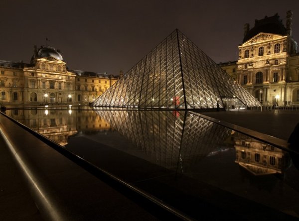 Louvre_ejjel1_small_600x444.jpg